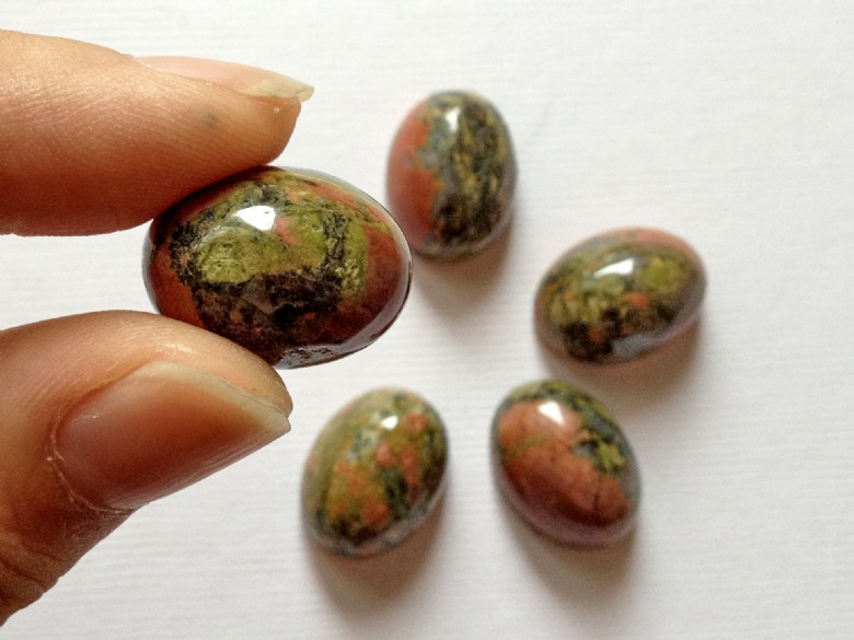 特厚蛋面花绿石(15x20x8mm)